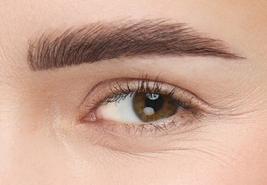 Prim-plan al unui ochi cu gene lungi