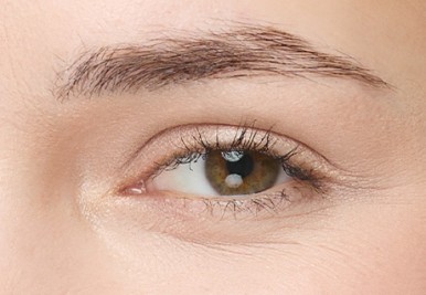 Prim-plan al unui ochi cu gene scurte