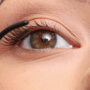 Prim-plan al unui model care aplică genele grupate