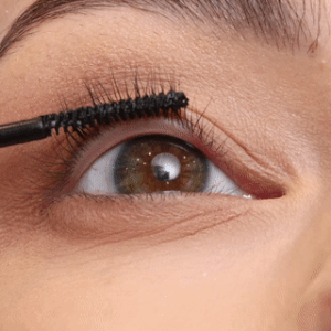 Primul plan al unui model care aplică liantul