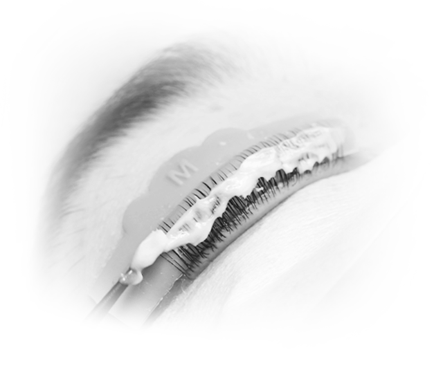 O imagine alb-negru a unei femei care i se aplică Step 1 Lift