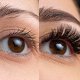 Comparația unui ochi cu Volum Lashes și fără